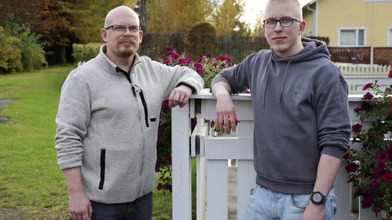 Jarkko ja Timo Haapalainen nojaavat valkoiseen aitaan pihalla Haukiputaalla.